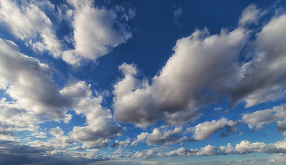 dramatischer Himmel mit großen Wolken als Hintergrund