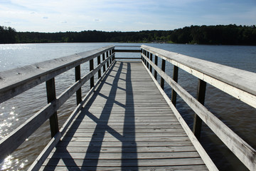 Naklejka premium molo na jeziorze (a)
