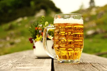 Fototapeten halbe bier mit blumen auf alm II © WoGi