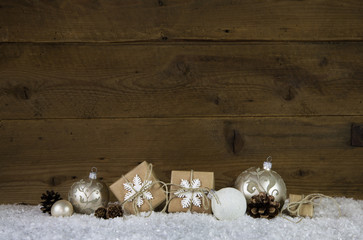 Weihnachten: Holz Hintergrund mit Geschenke und Dekoration in weiß