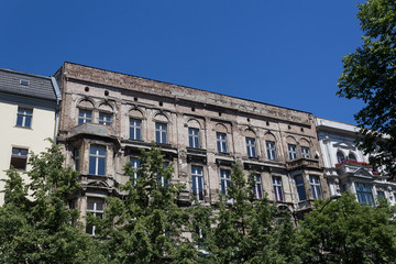 Fototapeta na wymiar Altbau Fassade Berlin Mitte - unsaniertes Wohnhaus, 