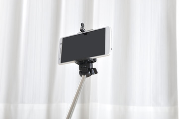 自撮り棒とスマートフォン