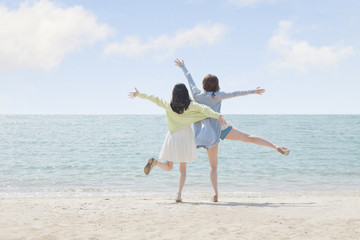 海辺で遊ぶ女の子たち