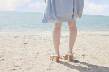 海辺で遊ぶ女の子