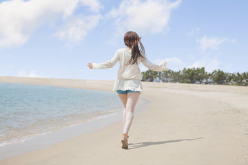 Fototapeta na wymiar 海辺で遊ぶ女の子