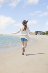 海辺で遊ぶ女の子