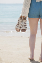 海辺で遊ぶ女の子