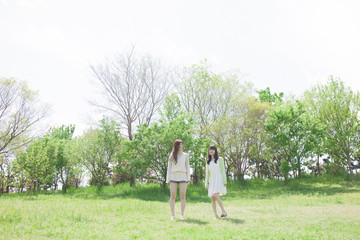 Fototapeta premium 散歩をする女の子たち
