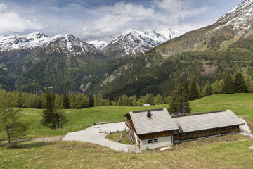 house on a background of mountains