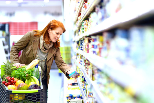 
woman with red hair buy in a supermarket