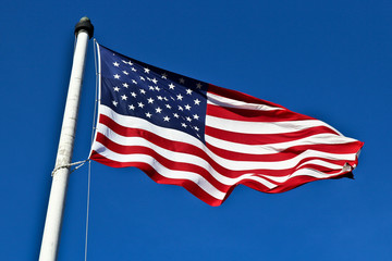 Obraz premium United States flag with blue sky background 