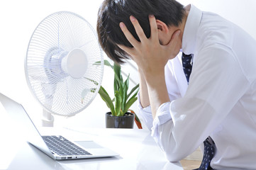 問題を抱える会社員の男性