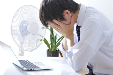 問題を抱える会社員の男性