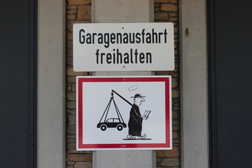 Parkverbot vor der Garage eines Priesters