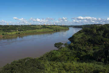 パラナ川にかかる友好の橋より