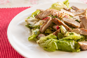 salatteller mit putenfleisch