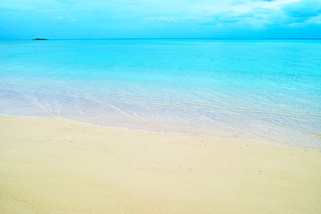 エメラルドグリーンの浜辺と孤島
