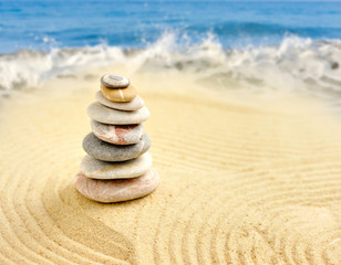 Fototapeta na wymiar Pebble stack on the seashore