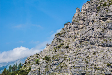 Naklejka premium Fels in den Ötschergräben mit Ötscher im Hintergrund