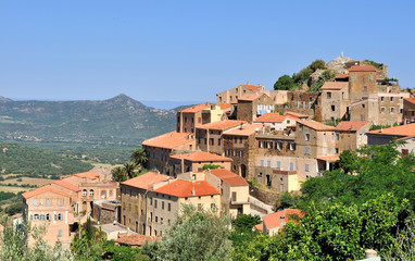 Fototapeta na wymiar village perché sur une colline - Balagne- Corse