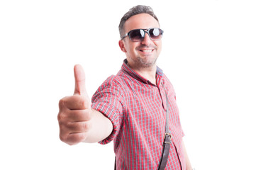 Naklejka premium Man wearing short sleeve shirt and shades
