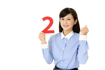 数字の2を持つ女性