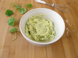 Zubereitung von Kräuterbutter in einer Schüssel