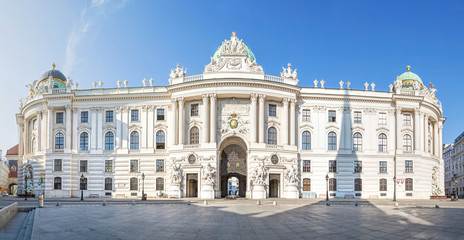 Fototapeta premium Michaelertrakt z Hiszpańską Szkołą Jeździecką i Muzeum Sisi w Hofburgu w Wiedniu w Austrii