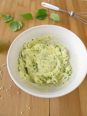 Zubereitung von Kräuterbutter in einer Schüssel