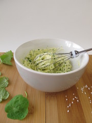 Zubereitung von Kräuterbutter in einer Schüssel