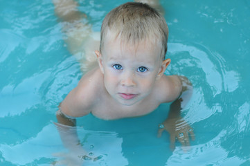Fototapeta na wymiar Ребёнок с голубыми глазами в воде