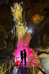 mağarada aşk ve romantiklik silüet