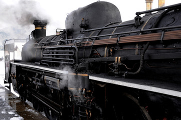 煙を上げる 蒸気機関車