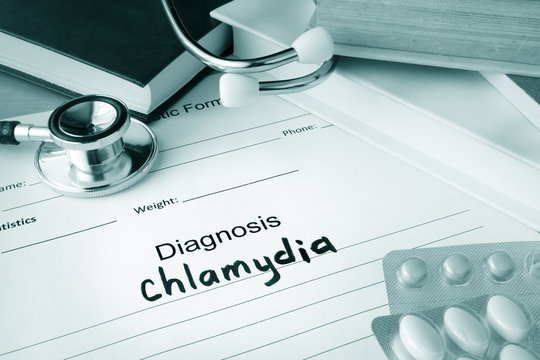 Diagnostic form with diagnosis chlamydia and pills.