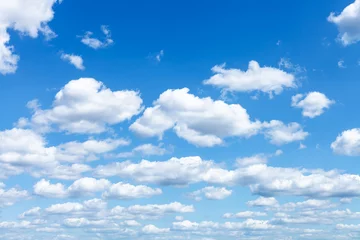 Fotobehang veel witte wolken in de zomerblauwe lucht © vvoe