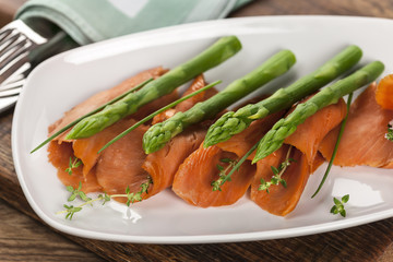 Räucherlachs an grünem Spargel