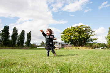 芝生を走る子供