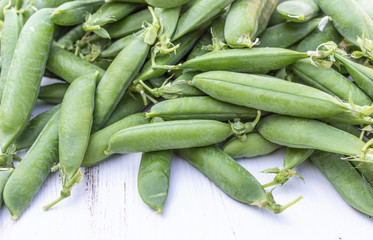 fresh peas / many green pea pods