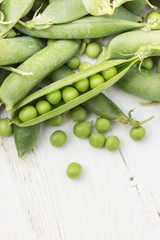 fresh peas / many green pea pods