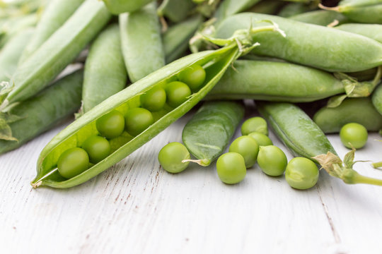 fresh peas / many green pea pods