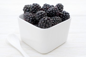 Frische Brombeeren in einer weißen Schale