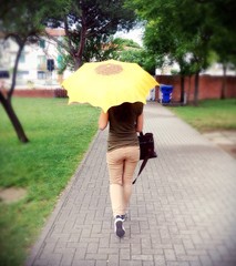 Donna passeggia con obrello a forma di girasole