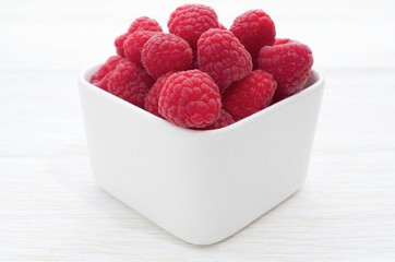 Frische Himbeeren in einer weißen Schale