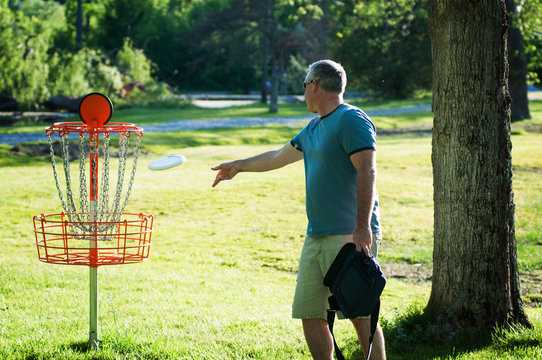 man playing frisbee golf