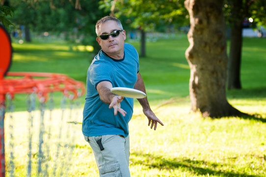 man playing frisbee golf