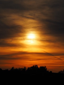 imposanter sonnenuntergang auf dem rhein 