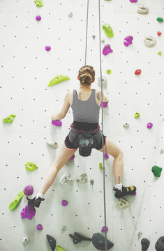 Donna arrampica scalata parete interna palestra