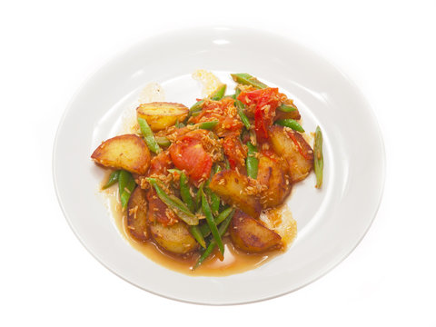 fried potatoes and runner beans with curry sauce