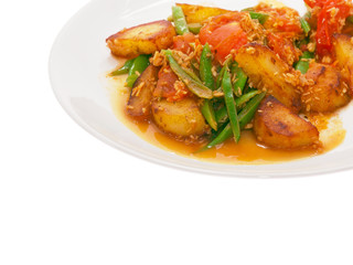 fried potatoes and runner beans with curry sauce