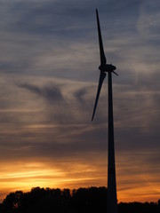 windrad im sonnenuntergang 